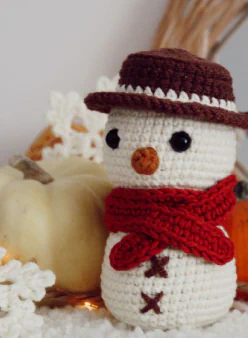 Kahverengi şapkalı, kırmızı atkılı amigurumi kardan adam